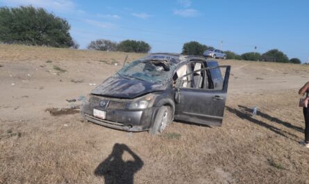 Familia vuelca en carretera cerca de Ciudad Victoria; siete heridos