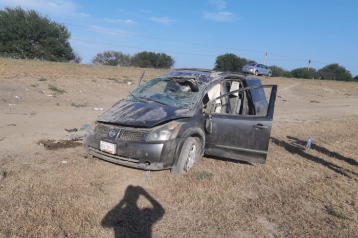 Familia vuelca en carretera cerca de Ciudad Victoria; siete heridos