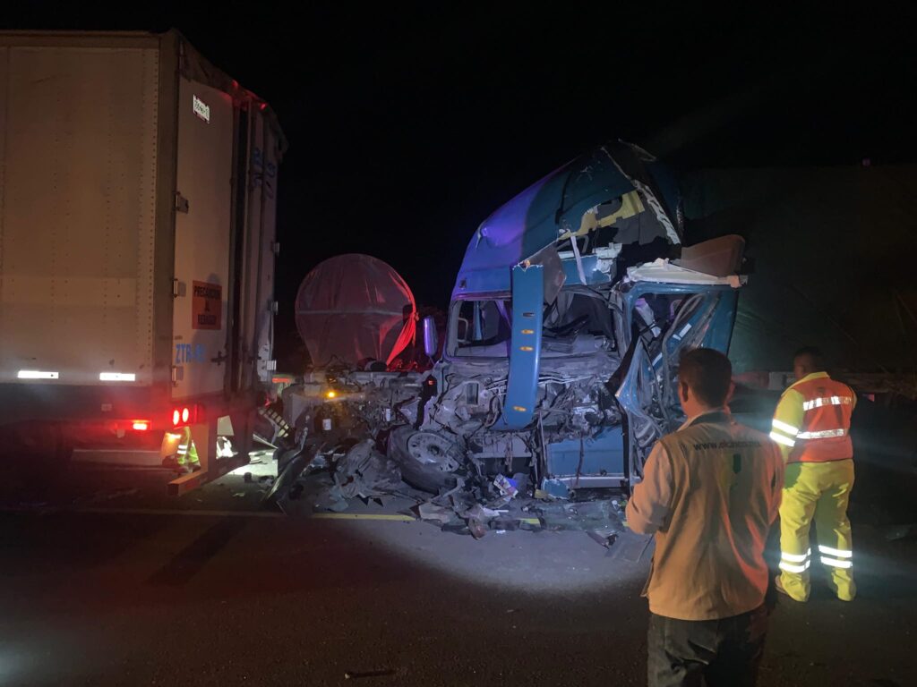 Choque de camiones en la carretera Zaragoza-Victoria deja conductor herido