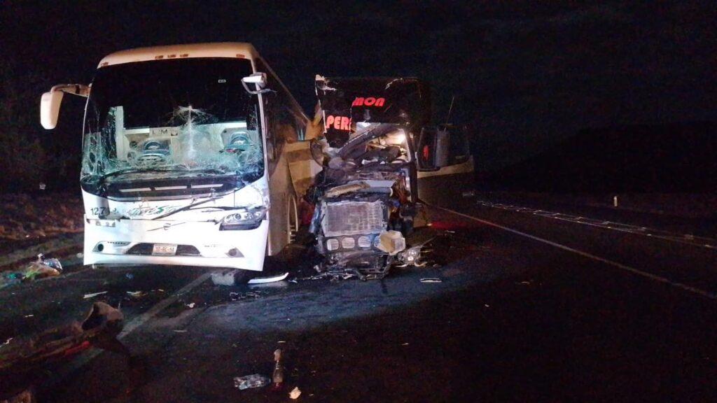 Chocan autobús y tráiler en la carretera Victoria-Zaragoza