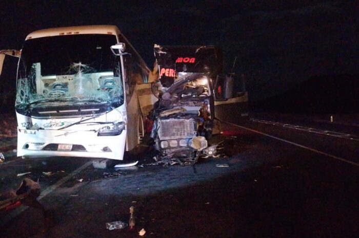 Chocan autobús y tráiler en la carretera Victoria-Zaragoza