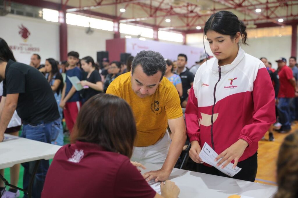 Realiza gobierno de Nuevo Laredo entrega simbólica de becas deportivas