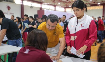 Realiza gobierno de Nuevo Laredo entrega simbólica de becas deportivas