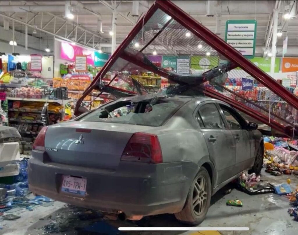 Mujer entra con todo y carro a Waldo’s de Reynosa