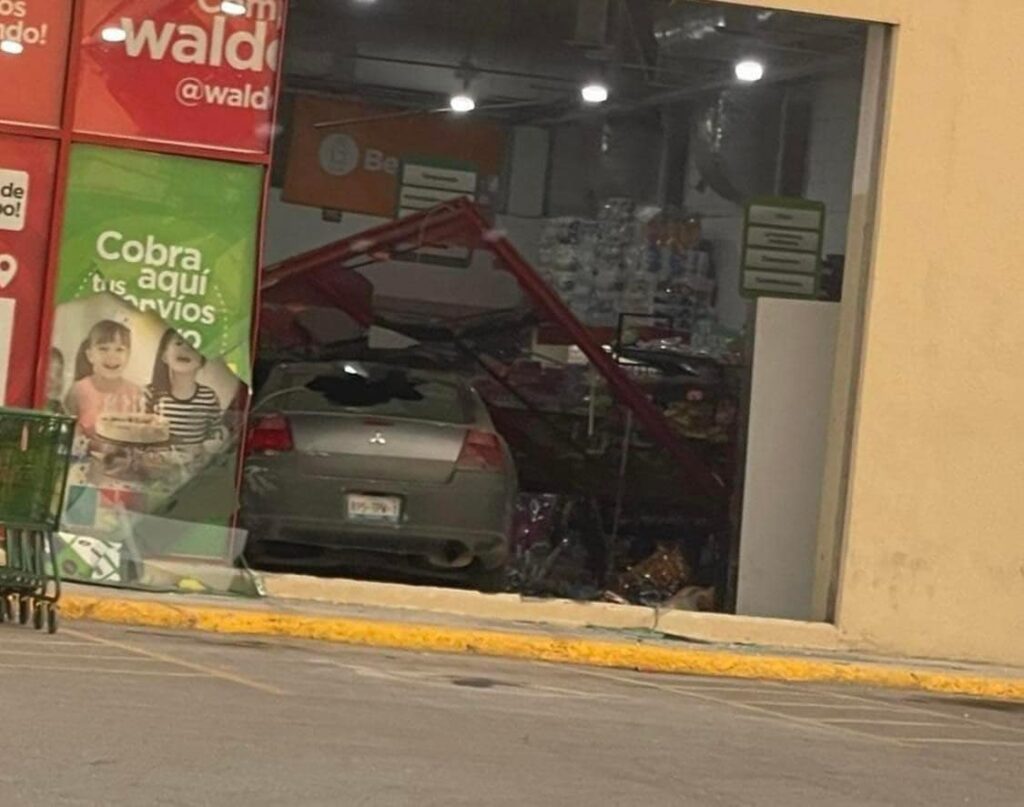 Mujer entra con todo y carro a Waldo’s de Reynosa