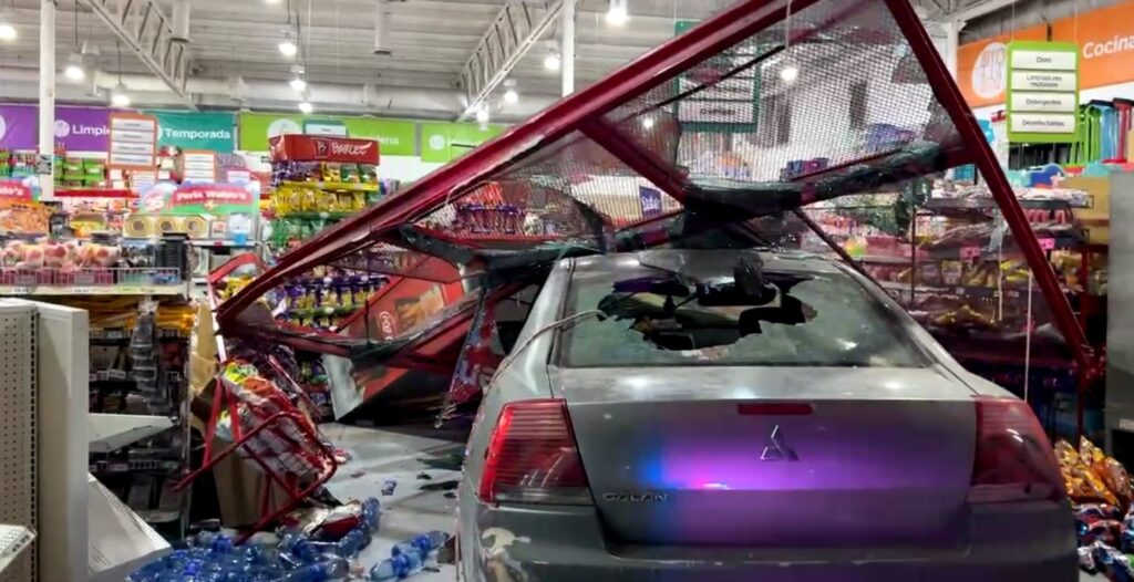 Mujer entra con todo y carro a Waldo’s de Reynosa