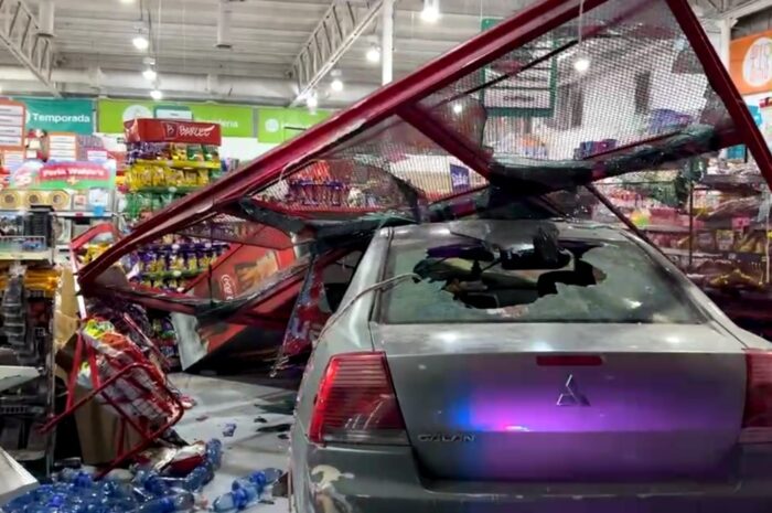 Mujer entra con todo y carro a Waldo’s de Reynosa