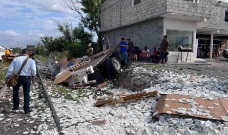 Por tratar de ganarle el paso, tráiler es impactado por el tren en Reynosa