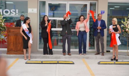 Inaugura candidata Carmen Lilia Canturosas nuevas Farmacias del Ahorro