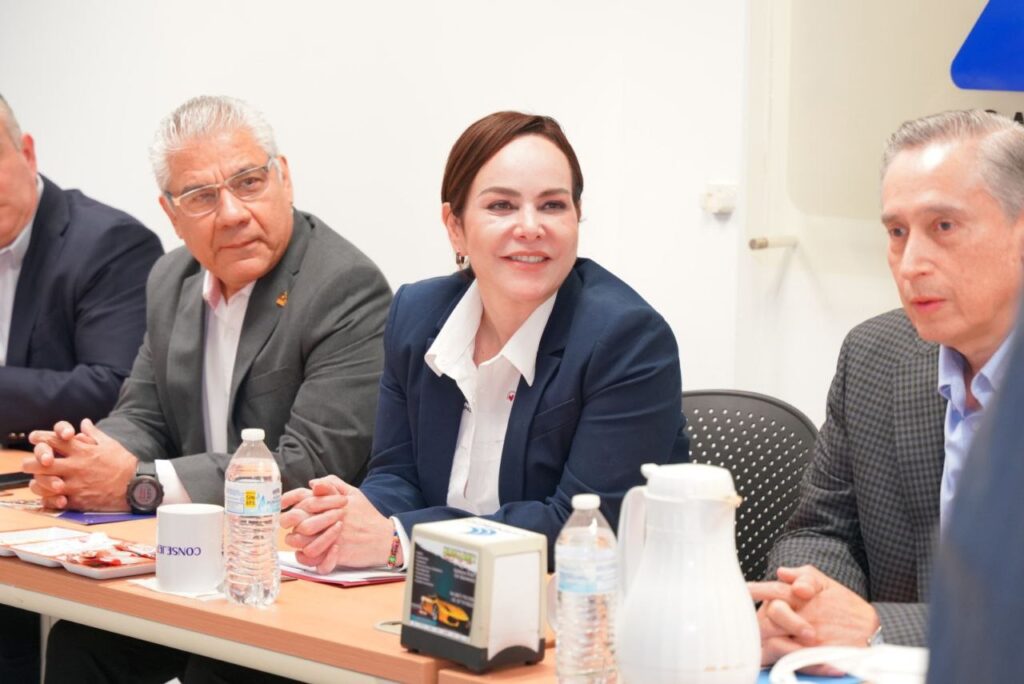 Carmen Lilia Canturosas en reunión con la CANACO