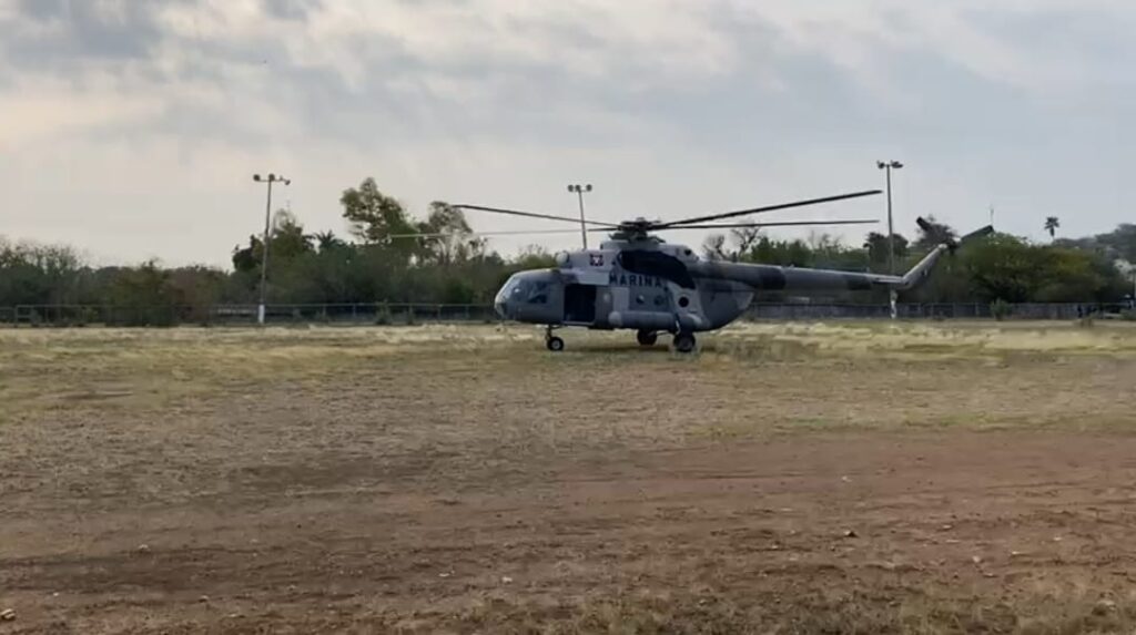 Despliegan helicóptero para combatir incendio en Cañón del Novillo