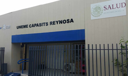 Alarmantes casos de Hepatitis C emergen en Reynosa La Unidad Médica Especializada del Centro Ambulatorio para la Prevención y Atención en SIDA e Infecciones de Transmisión Sexual (UNEME/CAPASITS) en Reynosa ha confirmado la presencia de cinco casos de hepatitis C, tras realizar pruebas rápidas en el centro médico. Juana Díaz García, titular de la institución, informó que, además de la hepatitis C, los resultados de las pruebas también han revelado nuevos casos de VIH/SIDA, subrayando la importancia de la detección temprana y el tratamiento oportuno para estas enfermedades. Los pacientes diagnosticados con hepatitis C reciben tratamiento gratuito en este centro médico, destacando la necesidad de acciones preventivas y de concientización sobre la transmisión de esta enfermedad, que puede llevar a complicaciones graves como la cirrosis y el cáncer hepático. Entre las medidas recomendadas para prevenir la propagación de la enfermedad se encuentra la no compartición de objetos personales como agujas, jeringas y cortaúñas, subrayando la importancia de la higiene y el cuidado personal para evitar la transmisión de enfermedades infecciosas.