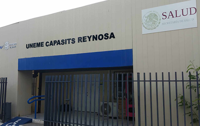 Alarmantes casos de Hepatitis C emergen en Reynosa La Unidad Médica Especializada del Centro Ambulatorio para la Prevención y Atención en SIDA e Infecciones de Transmisión Sexual (UNEME/CAPASITS) en Reynosa ha confirmado la presencia de cinco casos de hepatitis C, tras realizar pruebas rápidas en el centro médico. Juana Díaz García, titular de la institución, informó que, además de la hepatitis C, los resultados de las pruebas también han revelado nuevos casos de VIH/SIDA, subrayando la importancia de la detección temprana y el tratamiento oportuno para estas enfermedades. Los pacientes diagnosticados con hepatitis C reciben tratamiento gratuito en este centro médico, destacando la necesidad de acciones preventivas y de concientización sobre la transmisión de esta enfermedad, que puede llevar a complicaciones graves como la cirrosis y el cáncer hepático. Entre las medidas recomendadas para prevenir la propagación de la enfermedad se encuentra la no compartición de objetos personales como agujas, jeringas y cortaúñas, subrayando la importancia de la higiene y el cuidado personal para evitar la transmisión de enfermedades infecciosas.