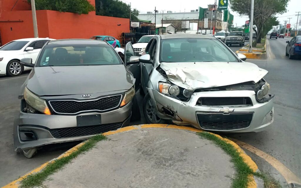 Accidente en Avenida César López de Lara de Nuevo Laredo deja daños materiales