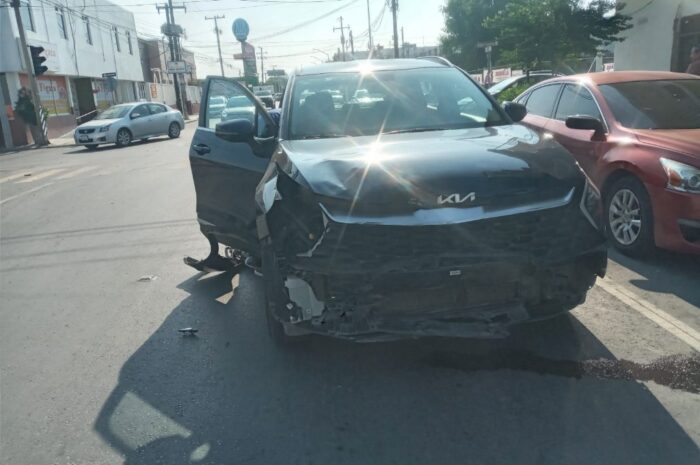 Conductora provoca accidente al ignorar luz roja en Nuevo Laredo