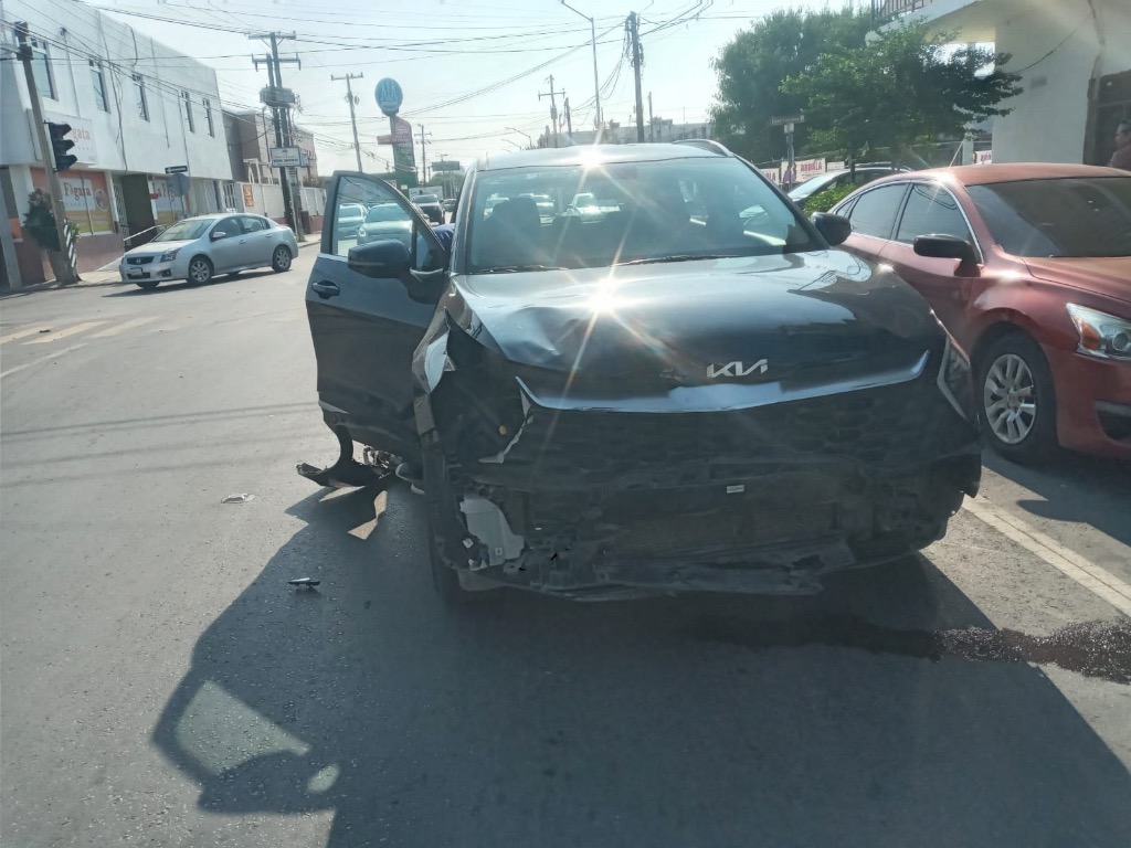 Conductora provoca accidente al ignorar luz roja en Nuevo Laredo