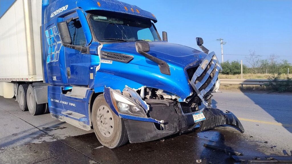 Colisión entre tráileres en Nuevo Laredo causa daños significativos