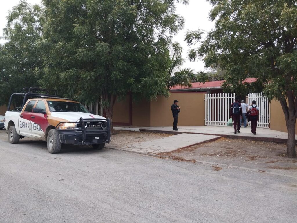 Policia estatal vigila entrada de escuelas de tamaulipas Este operativo se centra en mantener una presencia constante y vigilancia activa durante los períodos de mayor concurrencia, así como realizar recorridos de seguridad en los alrededores de las escuelas. Con estas acciones, la Guardia Estatal busca fortalecer la colaboración con padres de familia y maestros para garantizar la seguridad de los estudiantes en todo el estado, extendiendo la vigilancia incluso en días festivos, horas nocturnas y fines de semana para prevenir cualquier eventualidad que pueda afectar el entorno escolar.