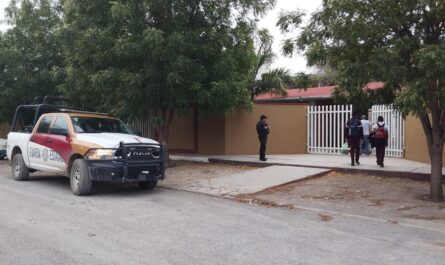 Policia estatal vigila entrada de escuelas de tamaulipas Este operativo se centra en mantener una presencia constante y vigilancia activa durante los períodos de mayor concurrencia, así como realizar recorridos de seguridad en los alrededores de las escuelas. Con estas acciones, la Guardia Estatal busca fortalecer la colaboración con padres de familia y maestros para garantizar la seguridad de los estudiantes en todo el estado, extendiendo la vigilancia incluso en días festivos, horas nocturnas y fines de semana para prevenir cualquier eventualidad que pueda afectar el entorno escolar.