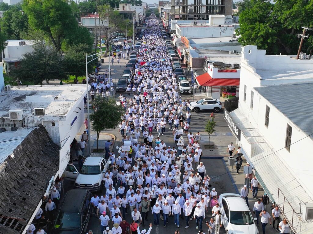 Se unen miles de neolaredenses a marcha pacífica por la democracia