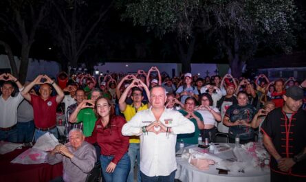 Los candidatos de la coalición “Sigamos Haciendo Historia”, Carmen Lilia Canturosas Villarreal a la alcaldía y Carlos Canturosas Villarreal a diputado federal por el distrito uno, refrendaron su compromiso con el deporte frente a niños, jóvenes y adultos que se dedican a estas disciplinas de alto rendimiento. En una reunión con atletas, entrenadores e instituciones deportivas, los contendientes de la Cuarta Transformación presentaron sus propuestas para impulsar la activación física y combatir las conductas antisociales a través del deporte. "Haremos todo lo que esté en nuestro alcance para impulsar al deporte, apoyaré a Carmen Lilia desde la Cámara de Diputados para traer más espacios deportivos de alto nivel y mejorar los que ya existen a beneficio de nuestros niños, niñas y jóvenes", señaló Carlos Canturosas. Mencionó que para hacer efectivo el deporte como una herramienta para fomentar la salud y combatir las conductas antisociales, buscará renovar el Parque "La Junta". Y será a través de esta remodelación un apoyo para que niños y jóvenes sueñen con ser grandes deportistas, y que el deporte igualmente sea un elemento fundamental de salud pública y transformación social. Además, el candidato a diputado federal indicó que promoverá la capacitación y entrenamiento permanente de los deportistas con presupuestos que se destinarán a becas deportivas para las diferentes disciplinas que practican los neolaredenses. Por último, Carlos Canturosas aseguró que los deportistas y entrenadores tendrán en él un diputado aliado que escuche sus necesidades y los atenderá desde el Congreso de la Unión para fortalecer el deporte y apoyar en sus competencias.