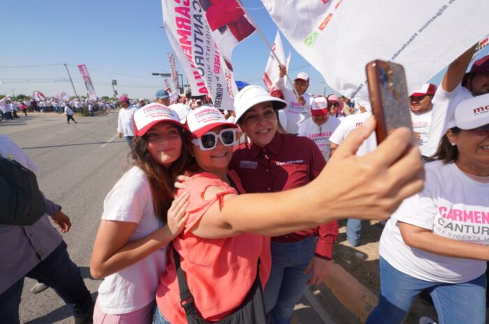 Respaldan miles de ciudadanos a Carmen Lilia Canturosas en mega pegoteo