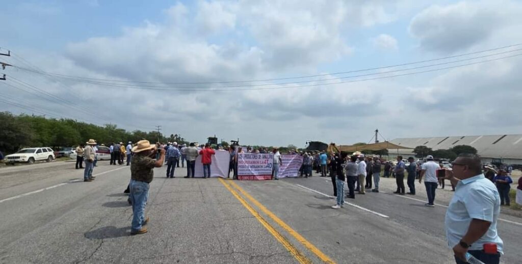 Agricultores de San Fernando cierran carretera por precio justo del sorgo