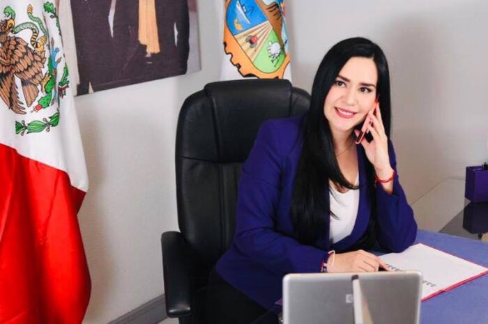 Yahleel Abdala dice sí trabajar sus 7 plazas de maestra en la SEP