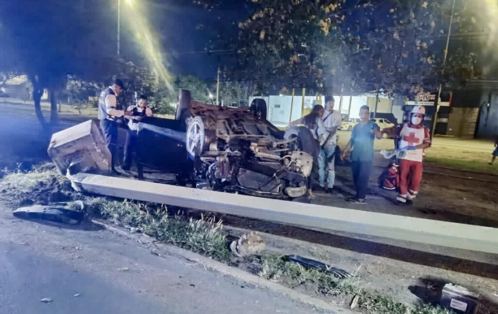 Jóvenes sufren aparatoso accidente en Ciudad Victoria tras noche de fiesta