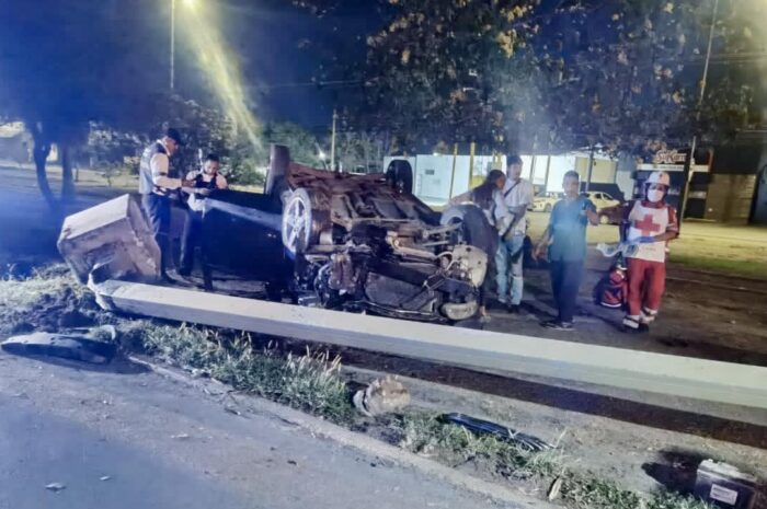 Jóvenes sufren aparatoso accidente en Ciudad Victoria tras noche de fiesta