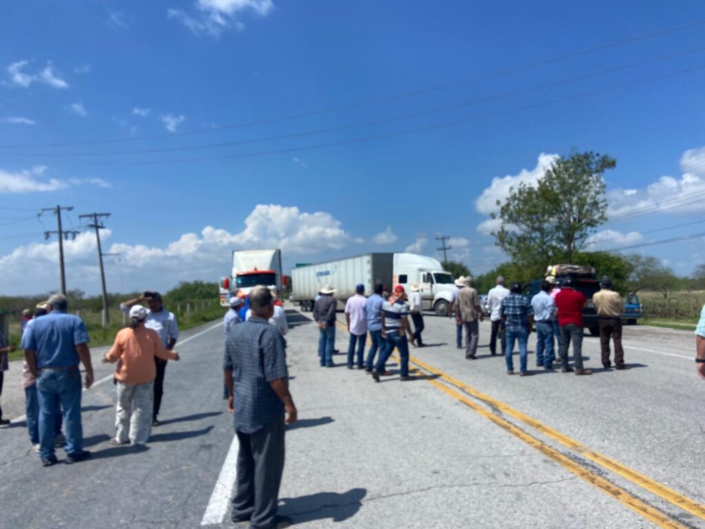 Agricultores Bloquean Carretera en San Fernando