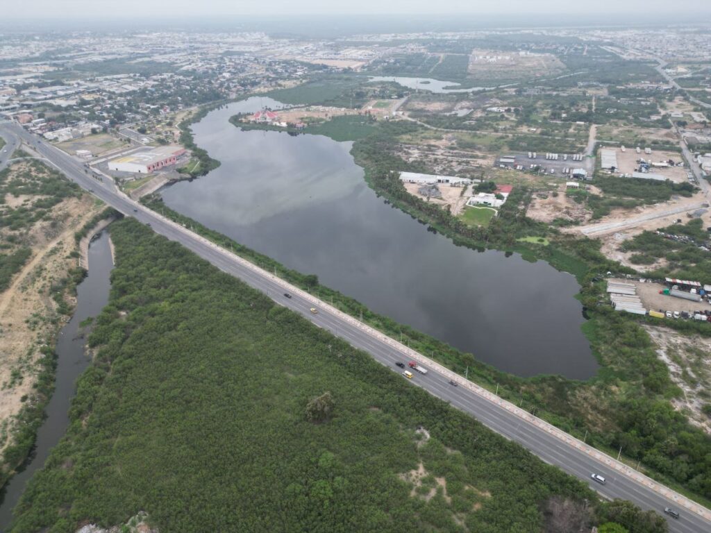 Rescata Nuevo Laredo El Laguito; erradica descargas y lirio