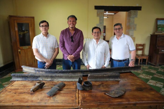 Donan arqueólogos piezas antiguas de ferrocarril a Archivo General del Municipio en Nuevo Laredo