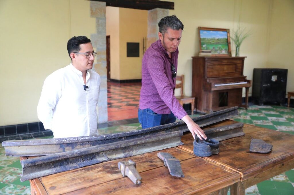 Donan arqueólogos piezas antiguas de ferrocarril a Archivo General del Municipio en Nuevo Laredo