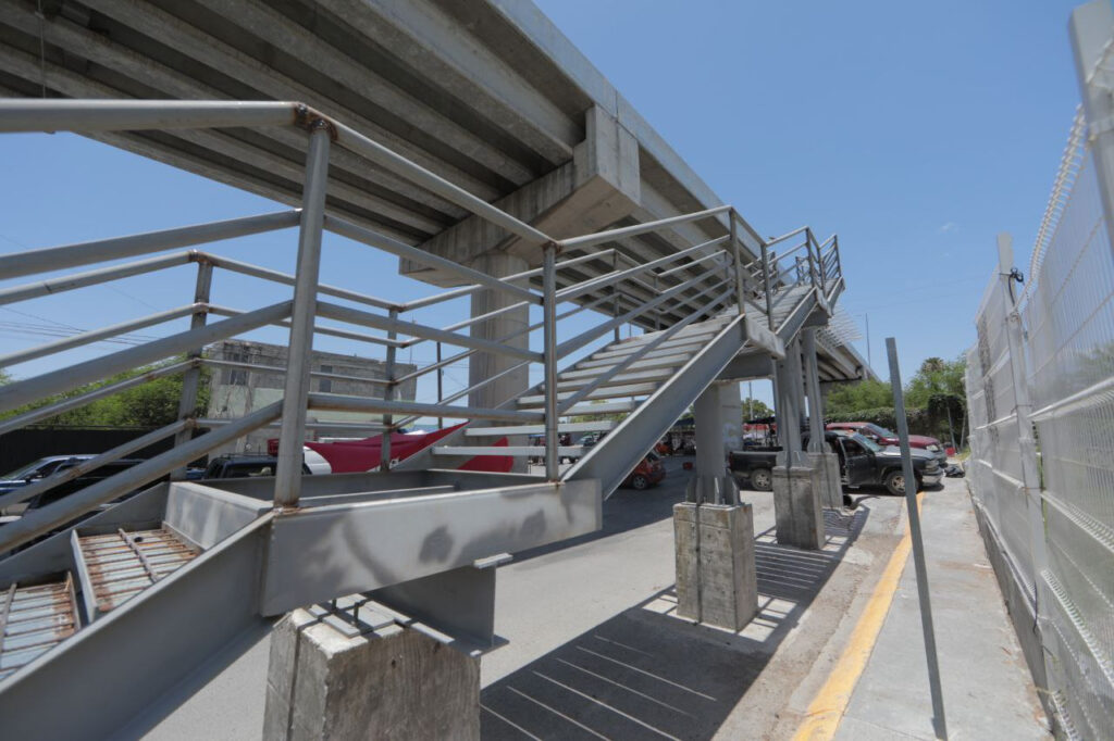 Avalan ciudadanos obra del puente peatonal Eva Sámano; Dará seguridad a vecinos y comerciantes