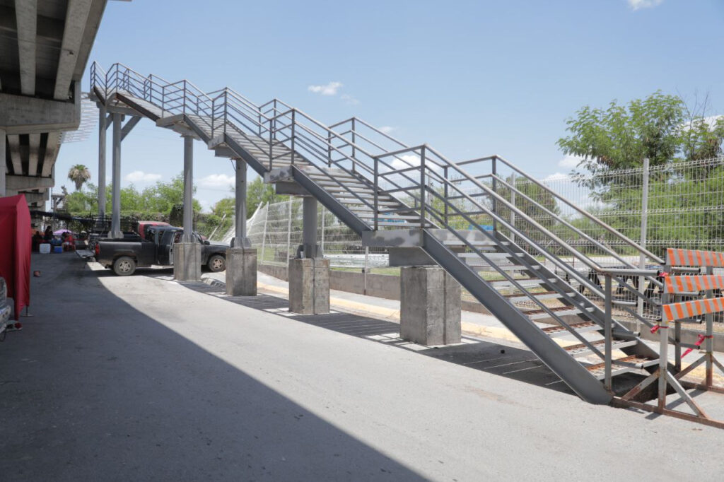 Avalan ciudadanos obra del puente peatonal Eva Sámano; Dará seguridad a vecinos y comerciantes