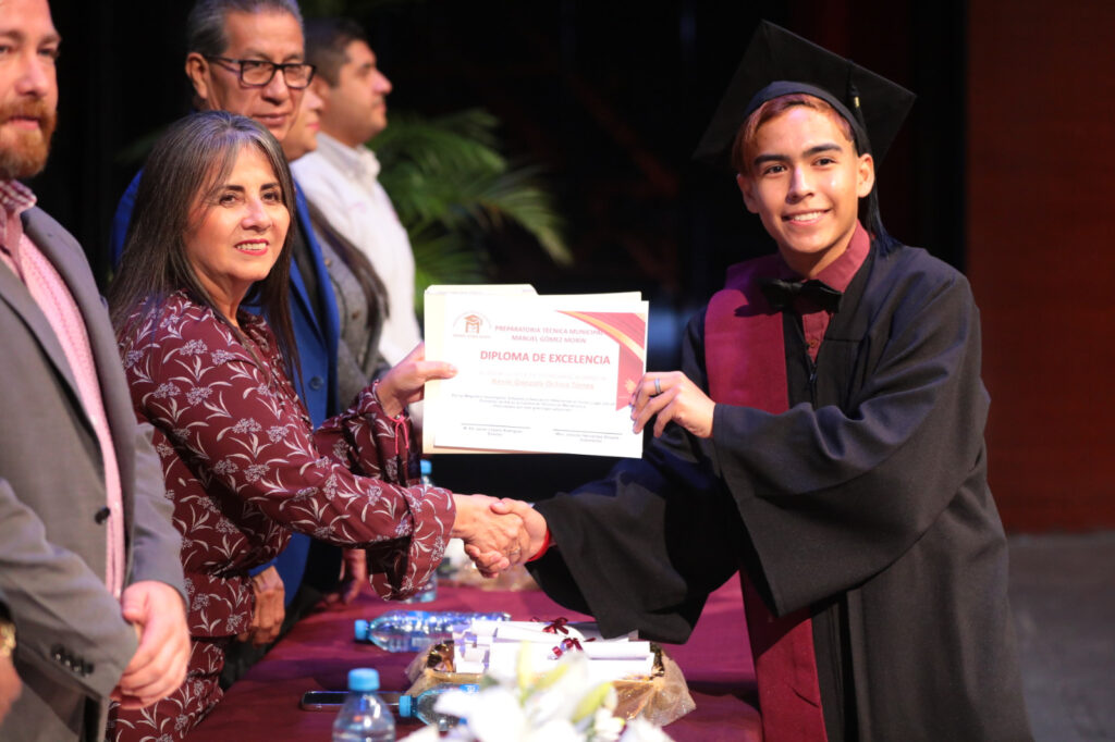 Se gradúan alumnos de la preparatoria técnica Manuel Gómez Morín en Nuevo Laredo