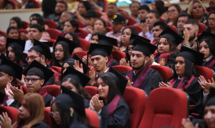 Más de 240 estudiantes egresan de la Preparatoria Municipal “Elena Poniatowska”