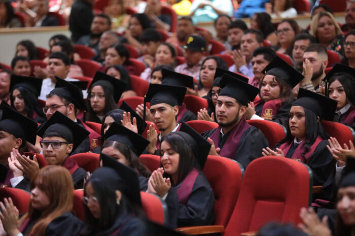 Egresan 240 estudiantes de la Preparatoria Municipal “Elena Poniatowska”