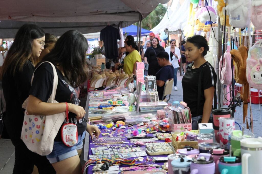 Disfrutan familias de Nuevo Laredo Bazar UNE edición Summer