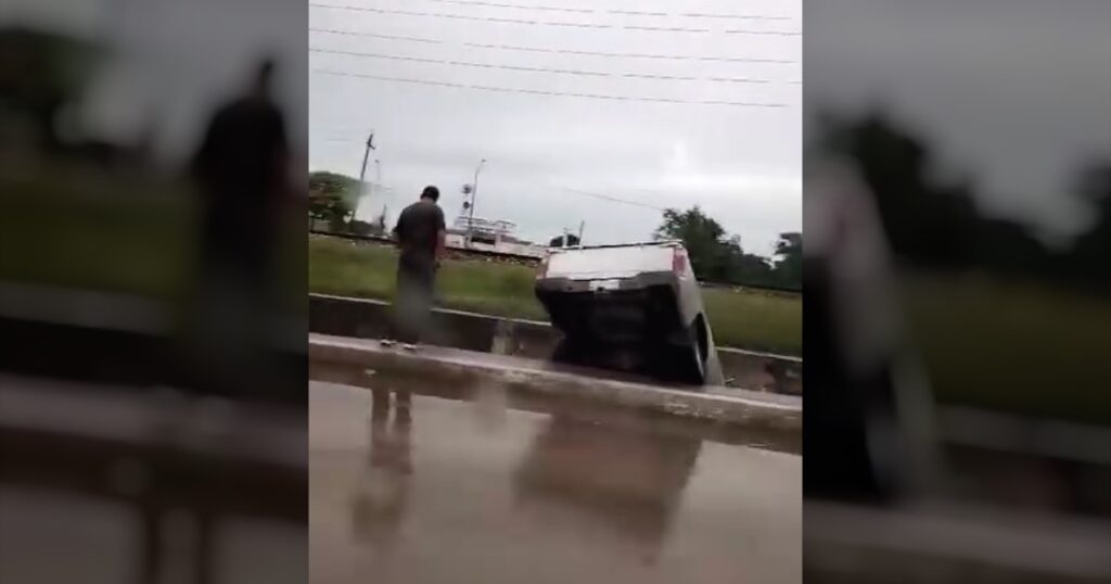 2 adultos mayores resultan heridos tras caer camioneta en canal en Tampico