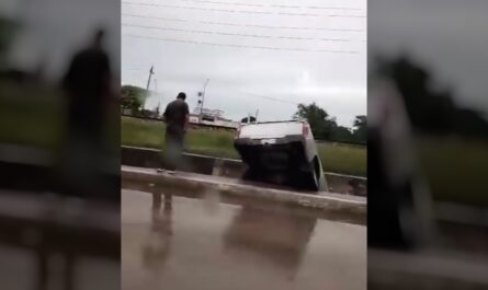 2 adultos mayores resultan heridos tras caer camioneta en canal en Tampico