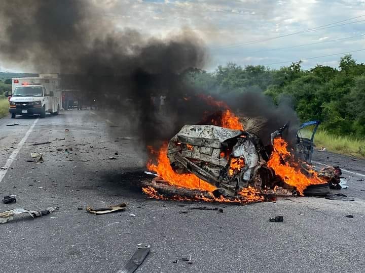 Carambola en Victoria-Matamoros deja tres muertos y vehículo incendiado