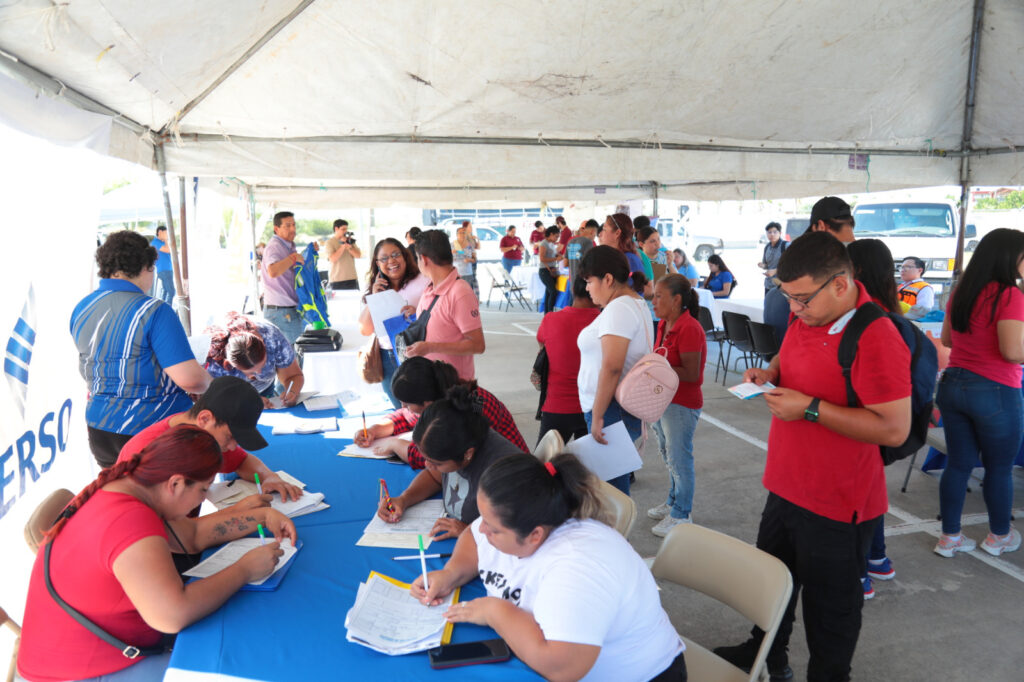 Aprovechan neolaredenses oportunidades de trabajo con “Empleo en tu Colonia”