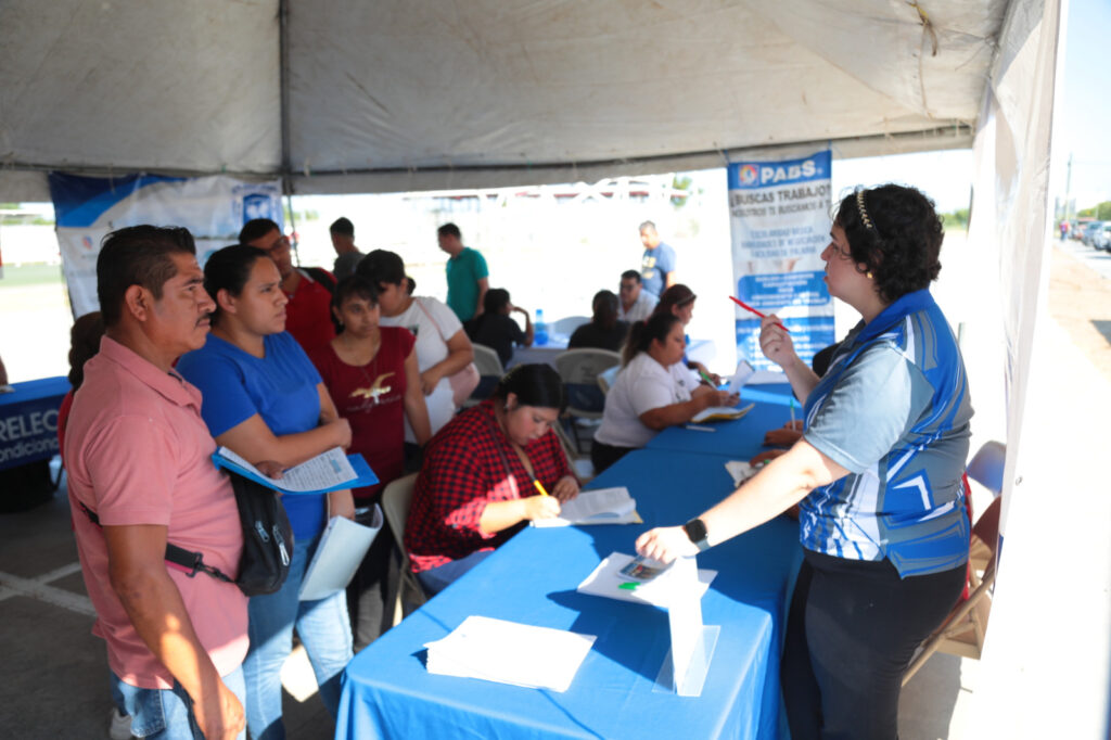 Aprovechan neolaredenses oportunidades de trabajo con “Empleo en tu Colonia”