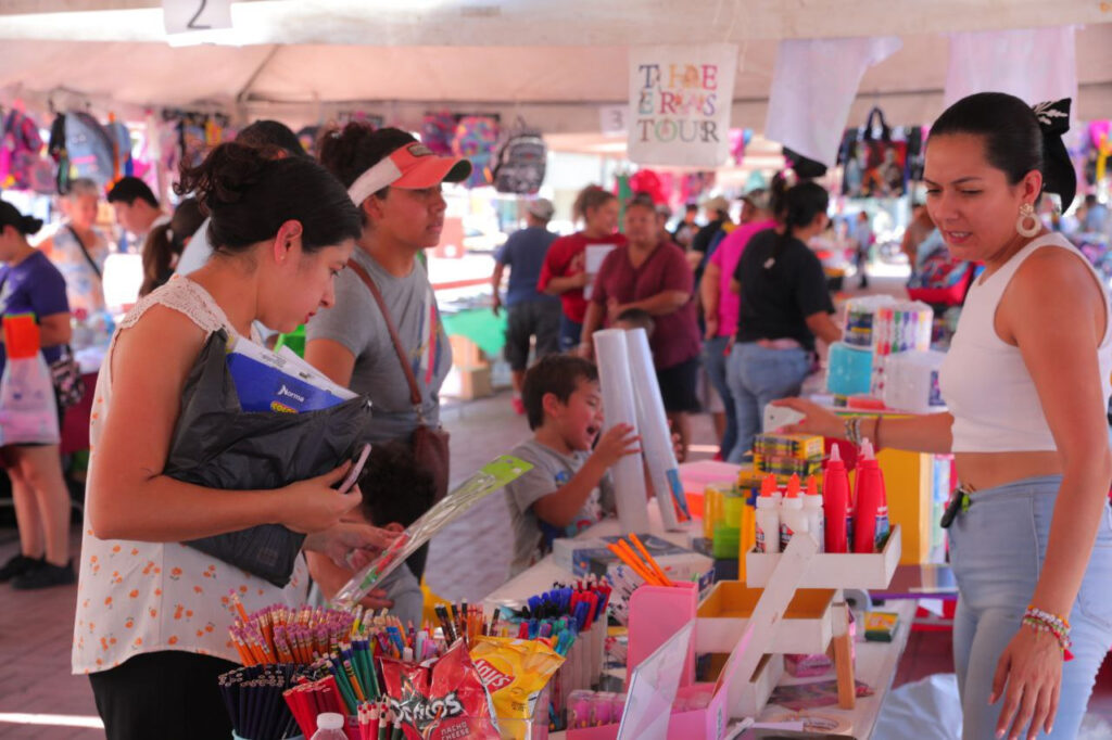 Acuden más de 3 mil ciudadanos a Bazar UNE "Regreso a Clases"