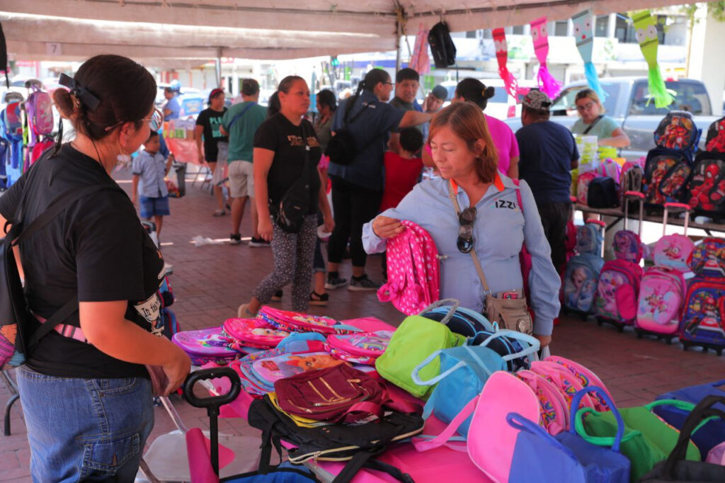 Acuden más de 3 mil ciudadanos a Bazar UNE "Regreso a Clases"