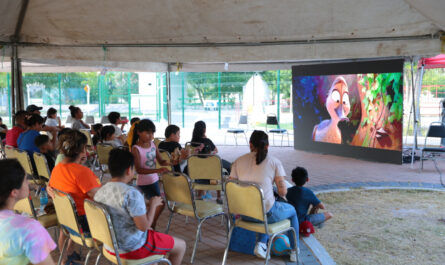 Disfrutan familias de Nuevo Laredo “Cine UNE” en el Parque Viveros