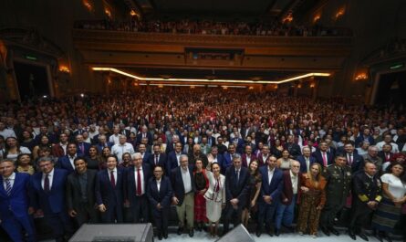 Asiste Américo Villarreal a celebración tras entrega de constancia a Claudia Sheinbaum como primera presidenta de México