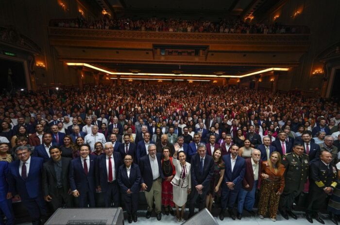 Asiste Américo Villarreal a celebración tras entrega de constancia a Claudia Sheinbaum como primera presidenta de México